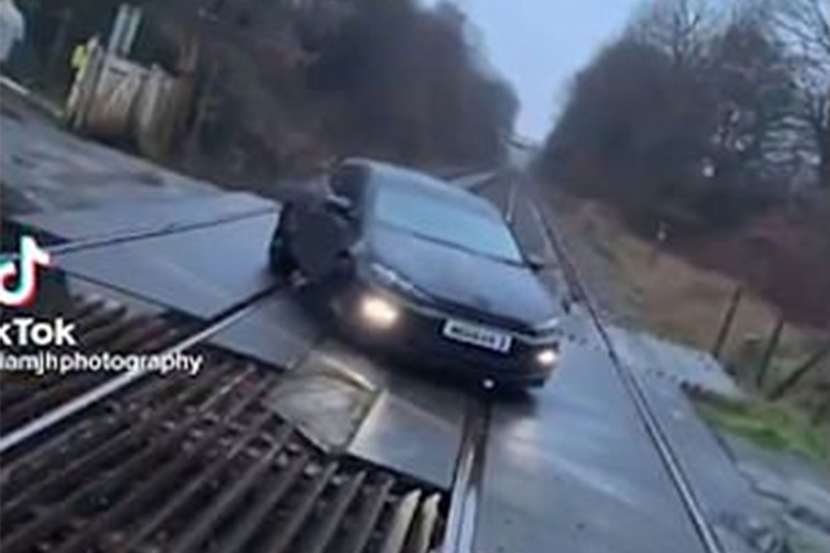 Dau xe tren duong ray tau lua de quay TikTok hinh anh