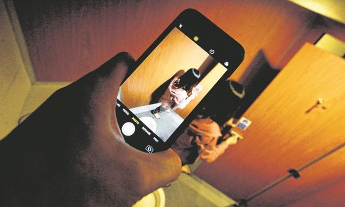 60 co gai bi quay len bang GoPro trong phong tap hinh anh