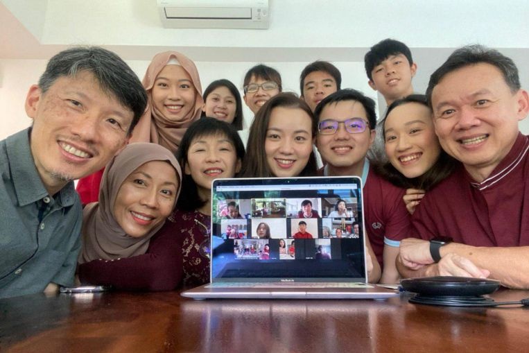 Gia dinh Singapore 4 the he don Tet online hinh anh