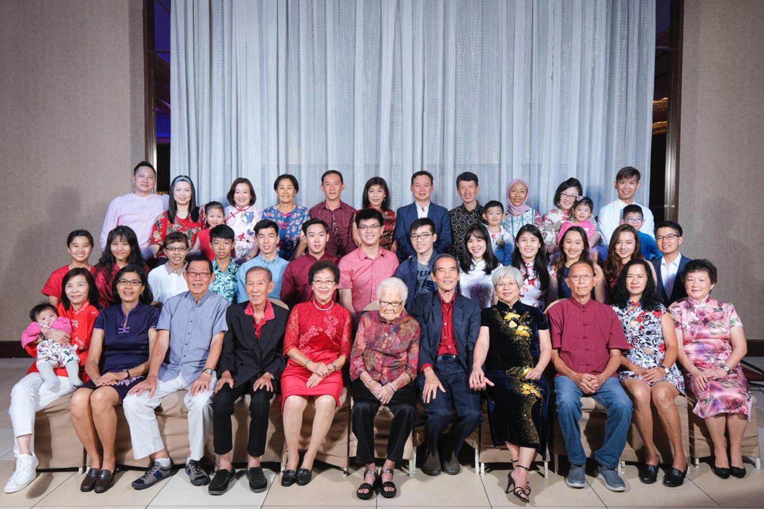 Gap mat online vi Covid-19 anh 2