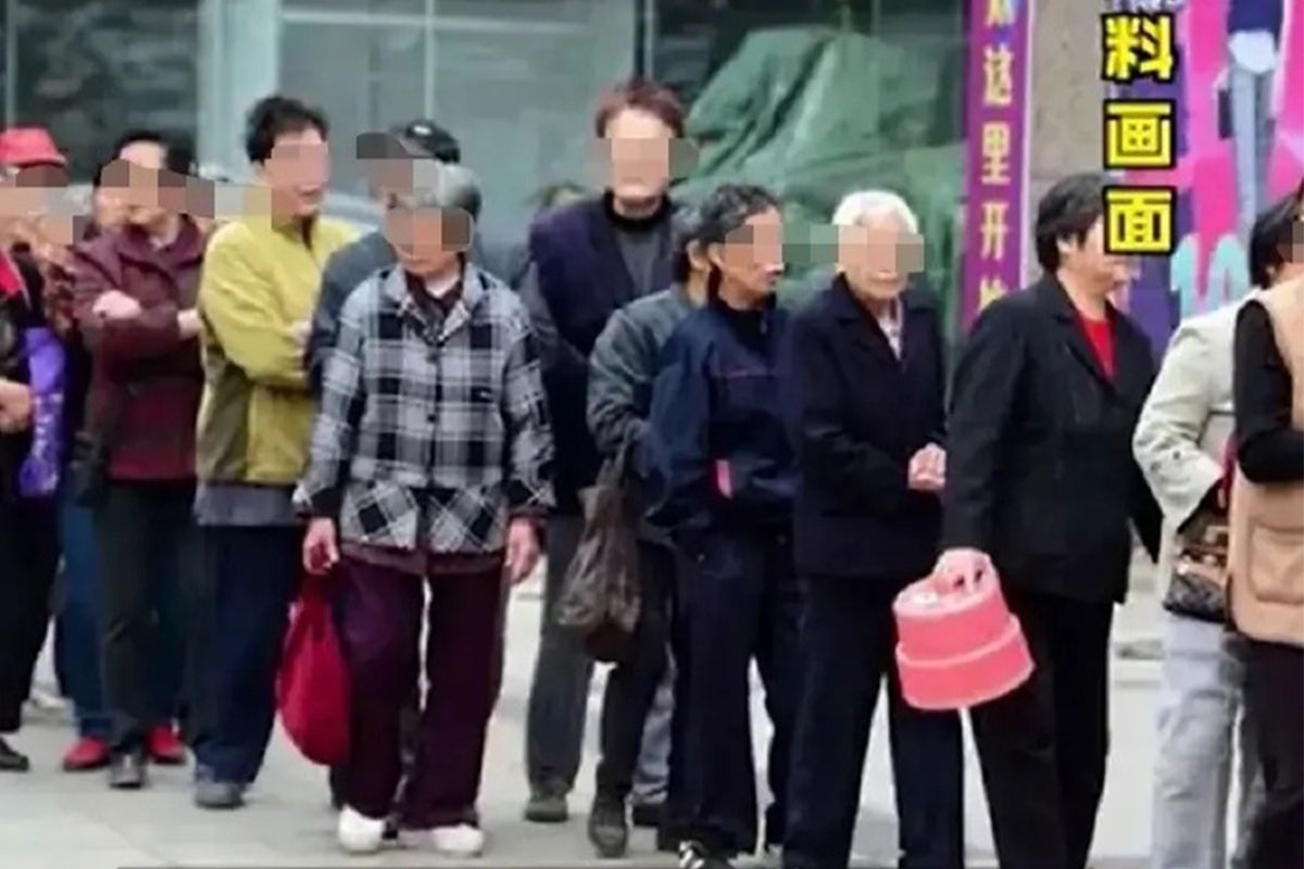 Nguoi gia xep hang dai nhan li xi cua Jack Ma vi tin gia hinh anh