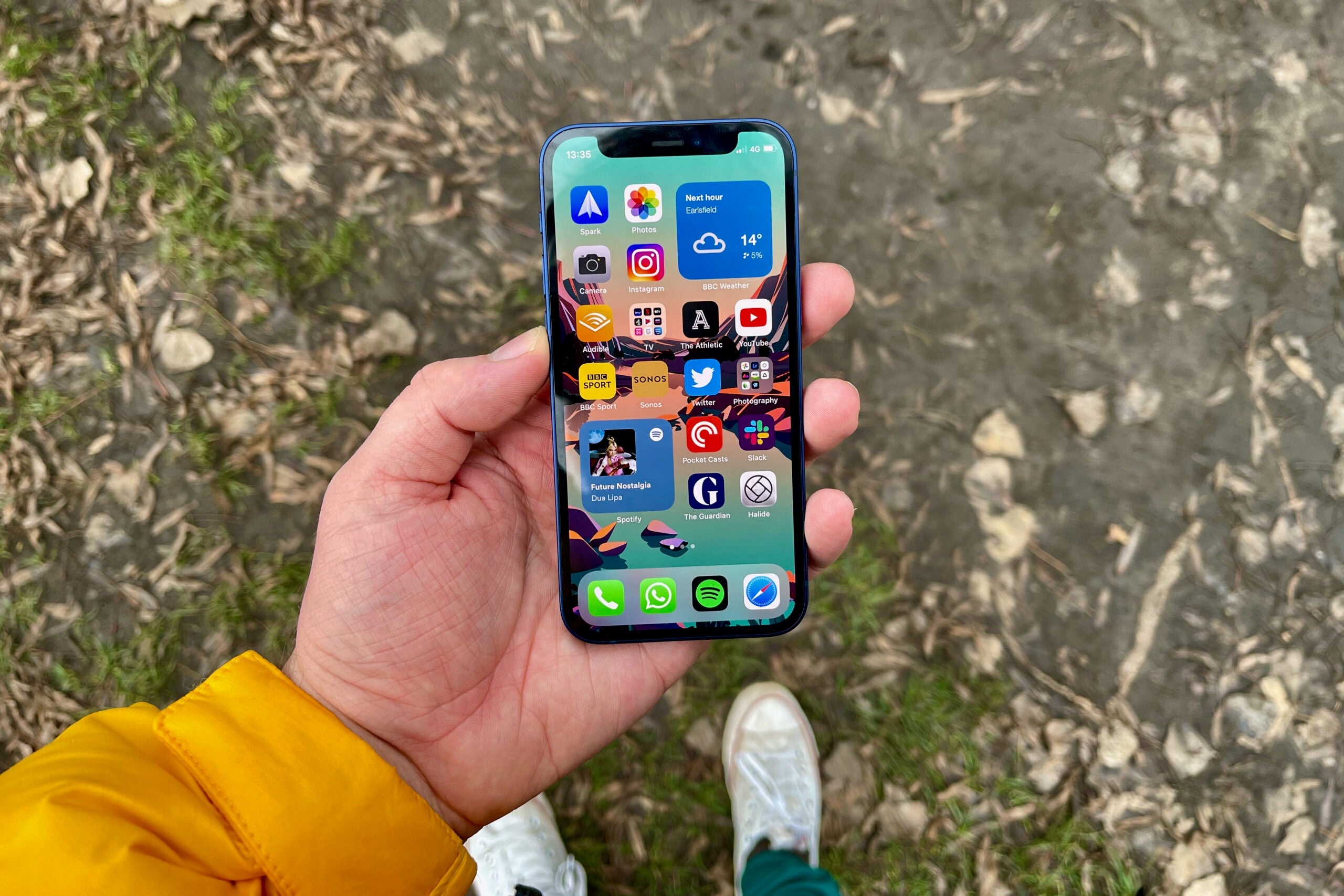 Cach dat lich doi hinh nen tren iPhone hinh anh