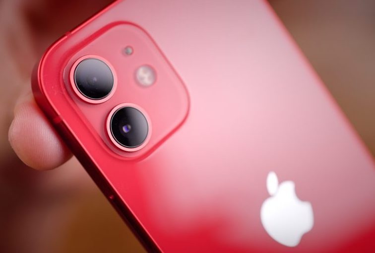 Apple bi phat vi ban iPhone khong kem sac hinh anh