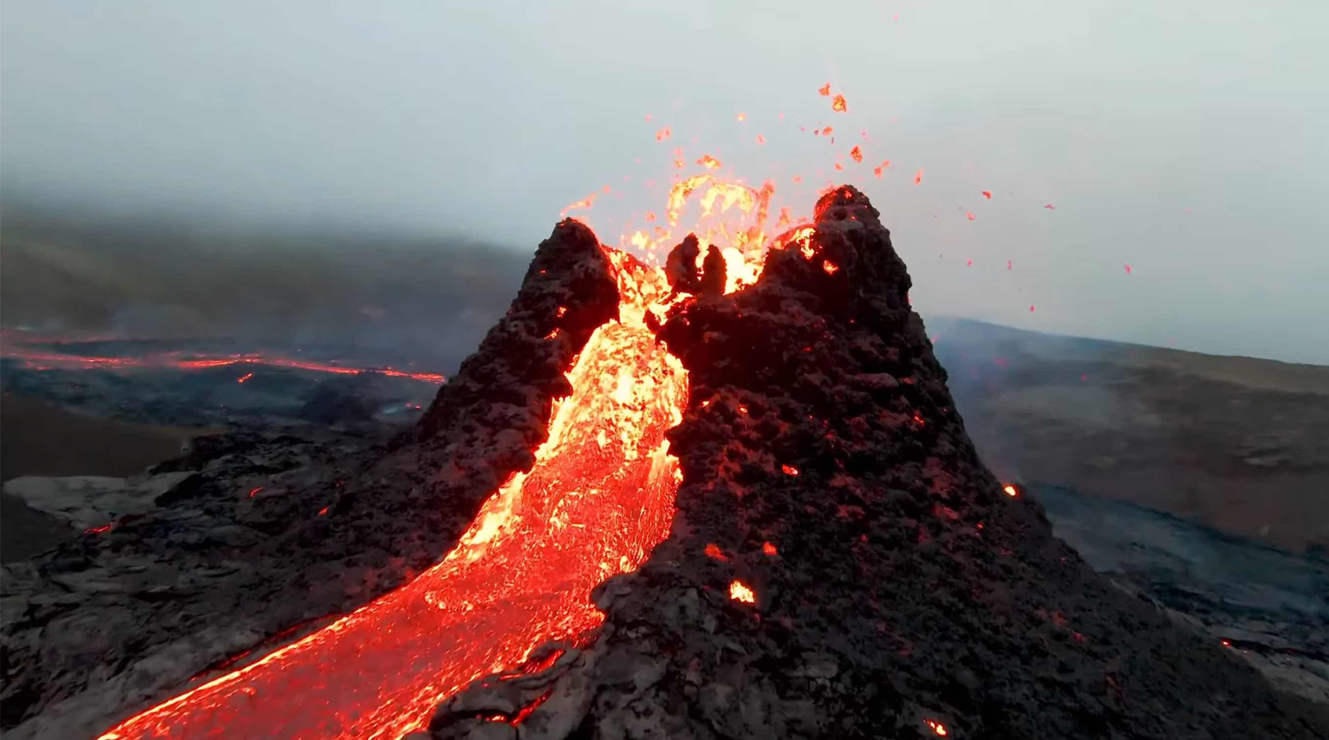 Nui lua phun trao anh 2