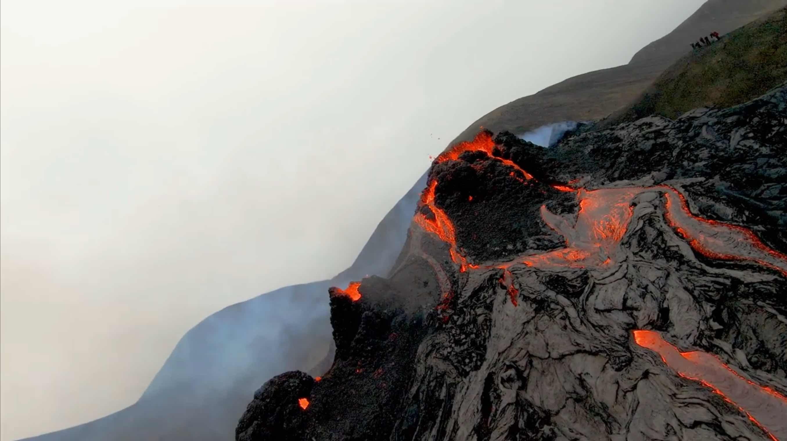 Nui lua phun trao anh 3