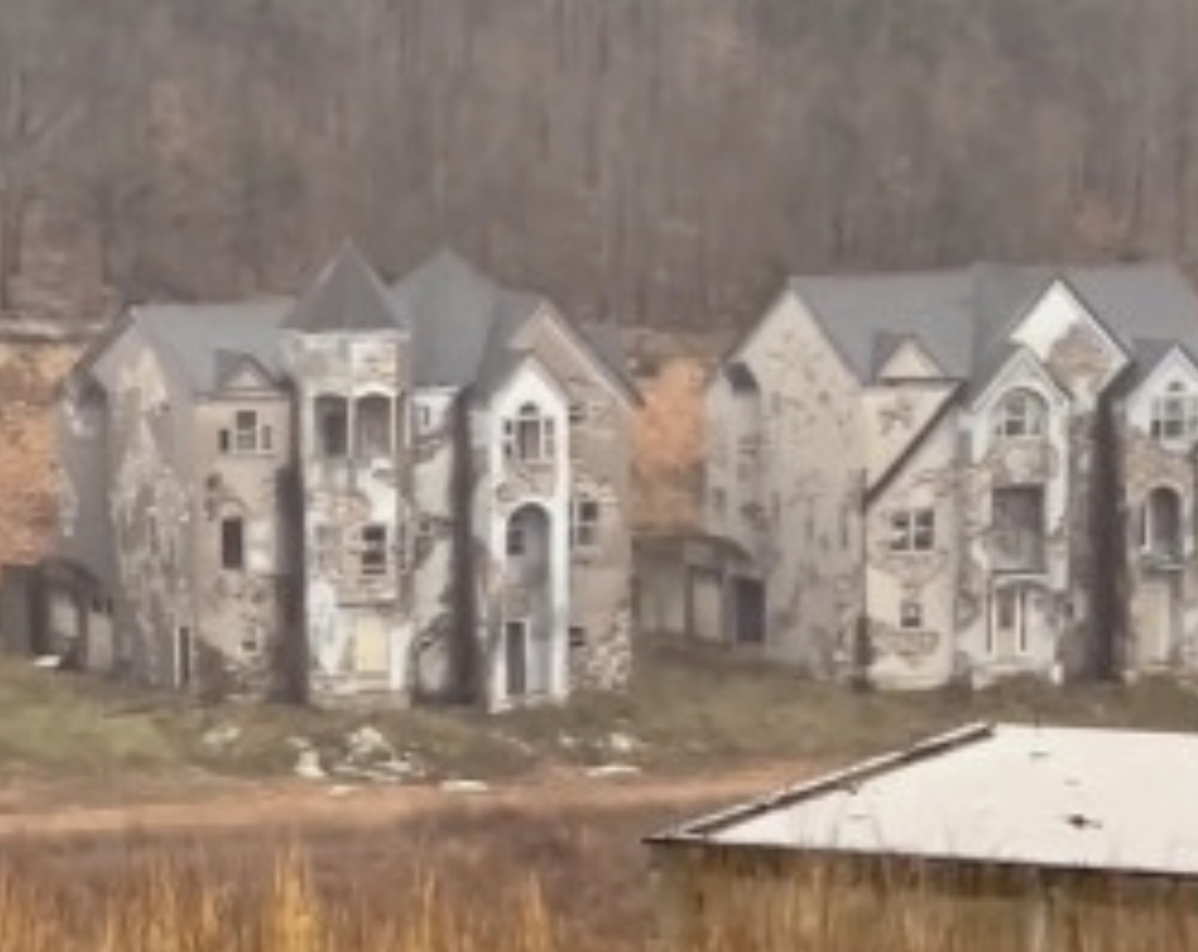 Khu nha bo hoang hut khach du lich vi tin don tren Internet hinh anh