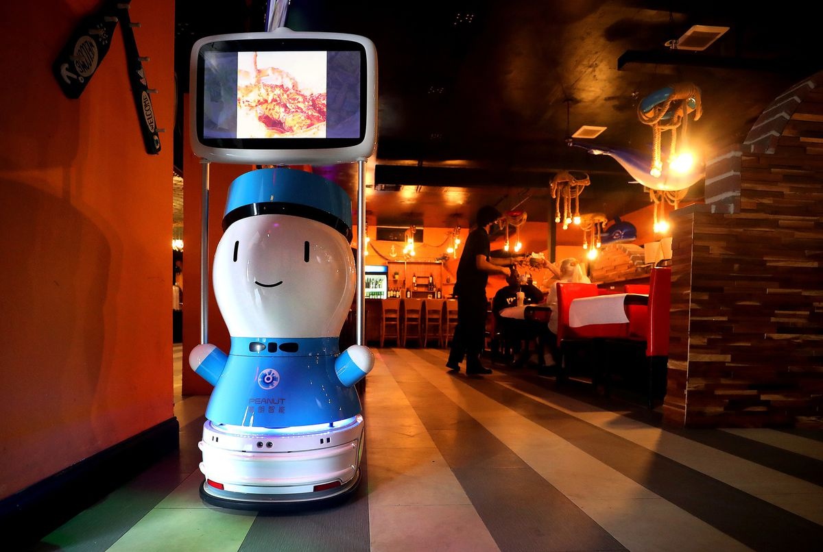 Robot phuc vu tai nha hang anh 1