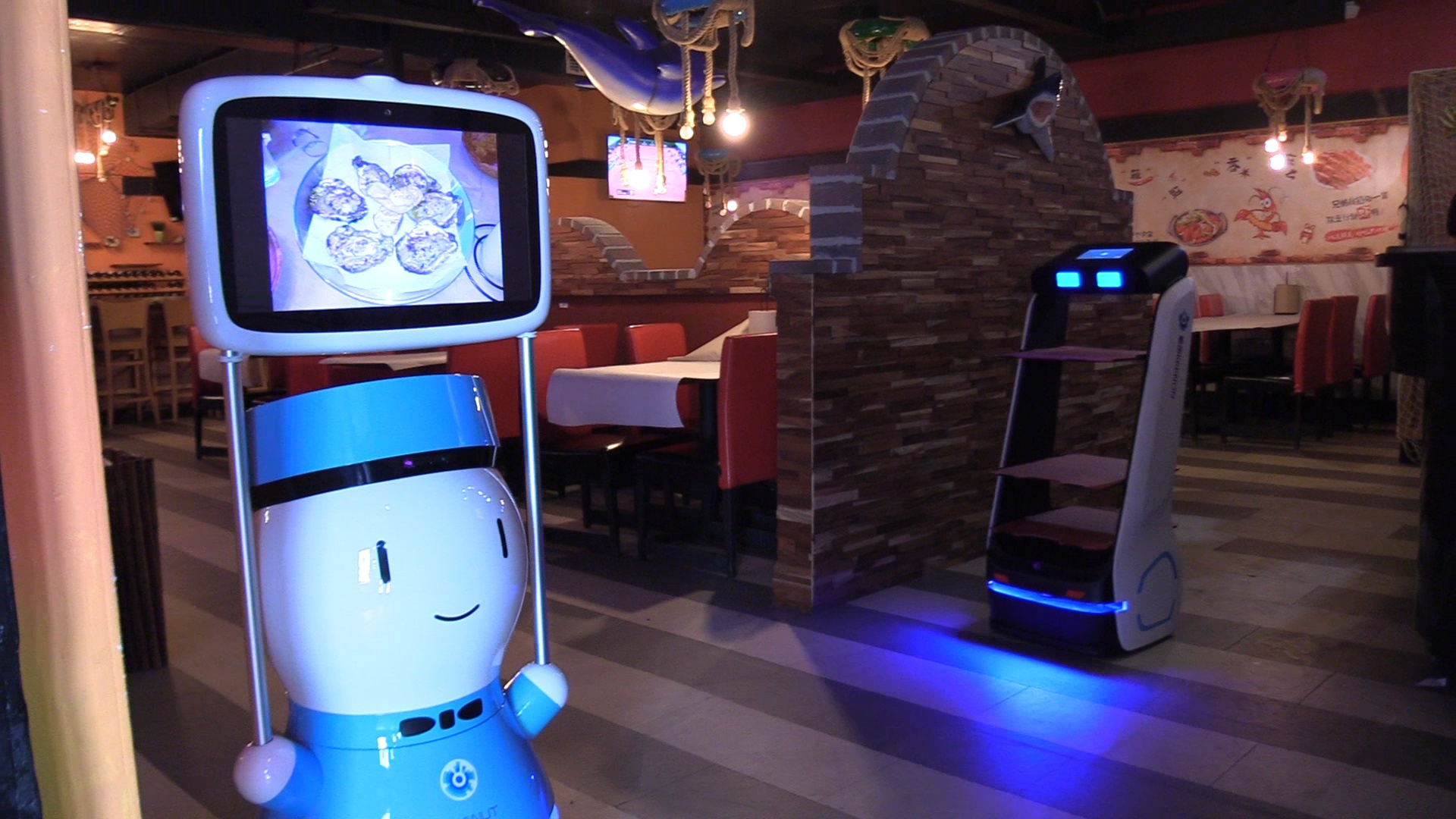 Khong tuyen duoc nhan vien, nha hang su dung robot phuc vu hinh anh