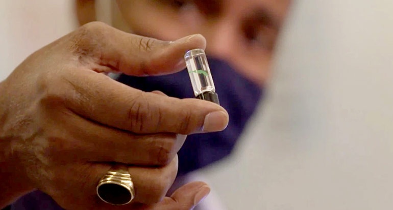 Cay chip duoi da de xet nghiem Covid-19 hinh anh