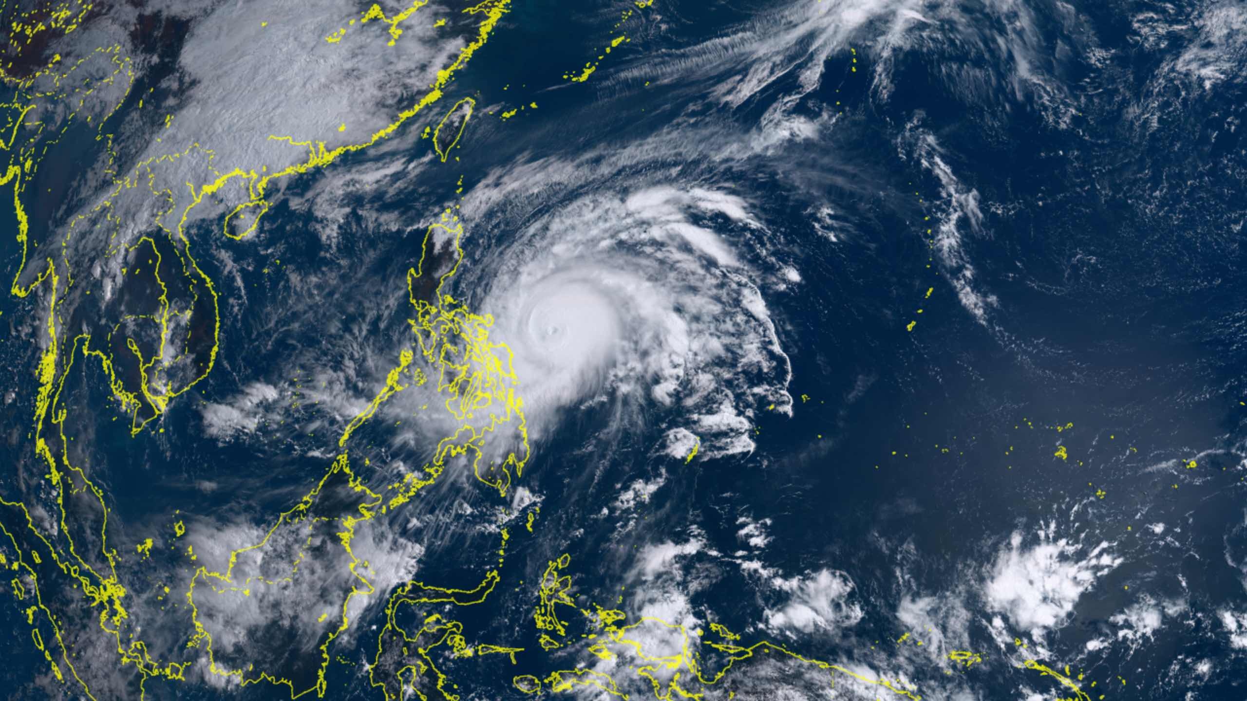 Sieu bao manh cap 17 nhin tu ngoai khong gian hinh anh