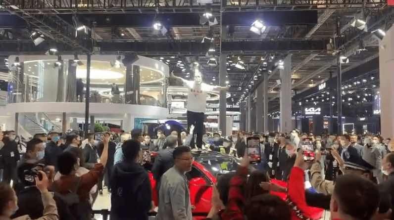 Nguoi phu nu la het tai gian hang xe Tesla hinh anh