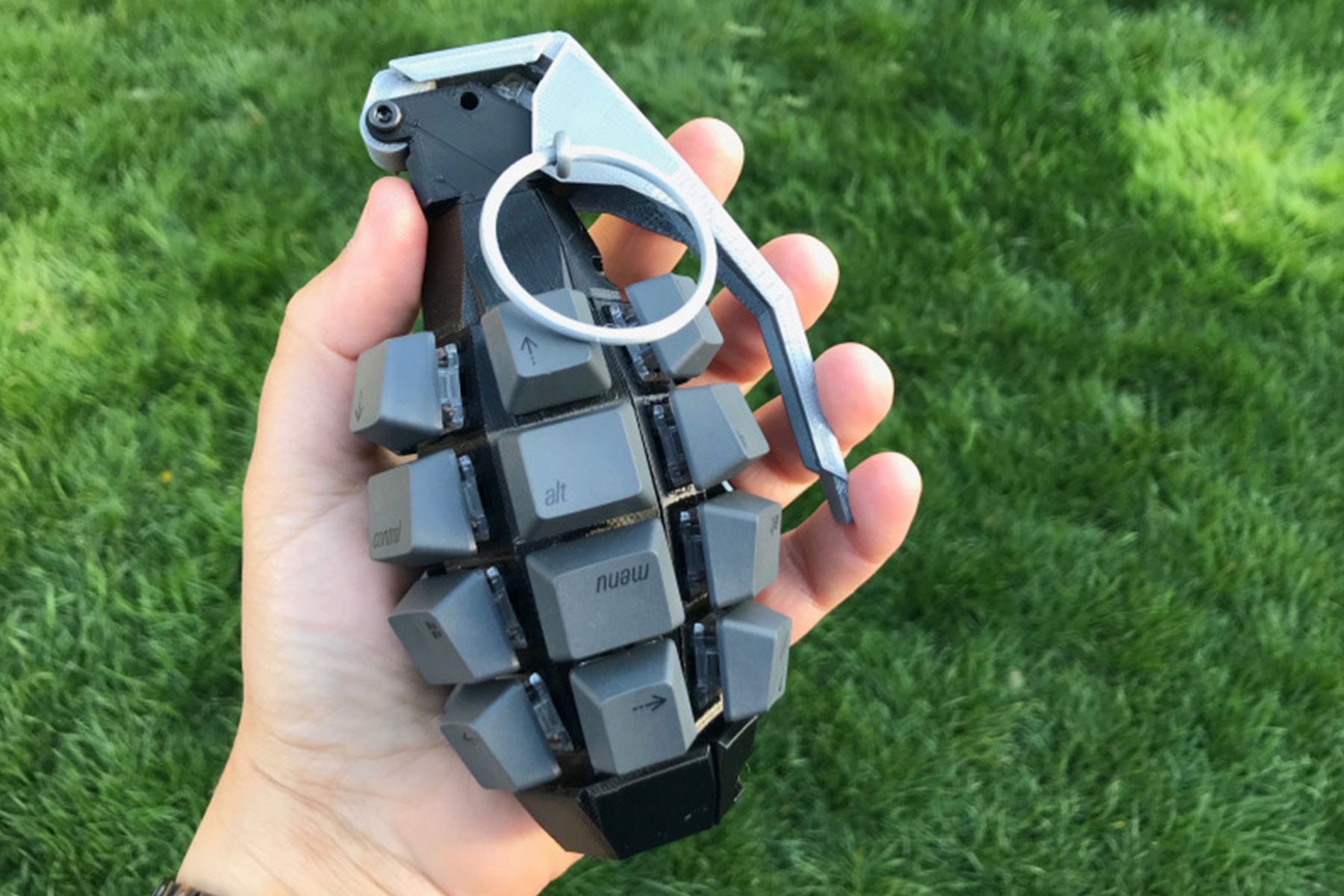 Ben trong chiec ban phim ky di hinh luu dan hinh anh