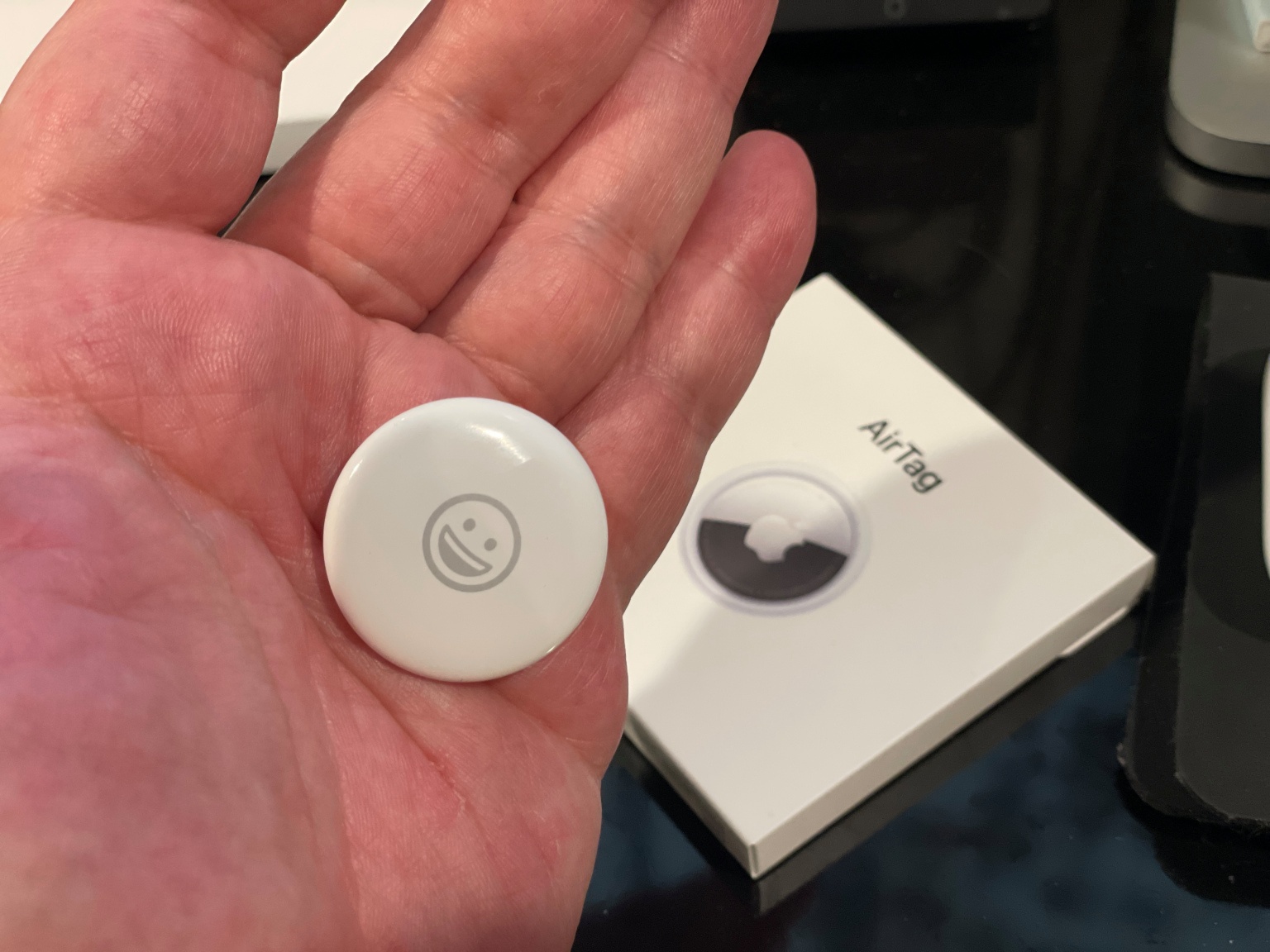 Tren tay Apple AirTag anh 10