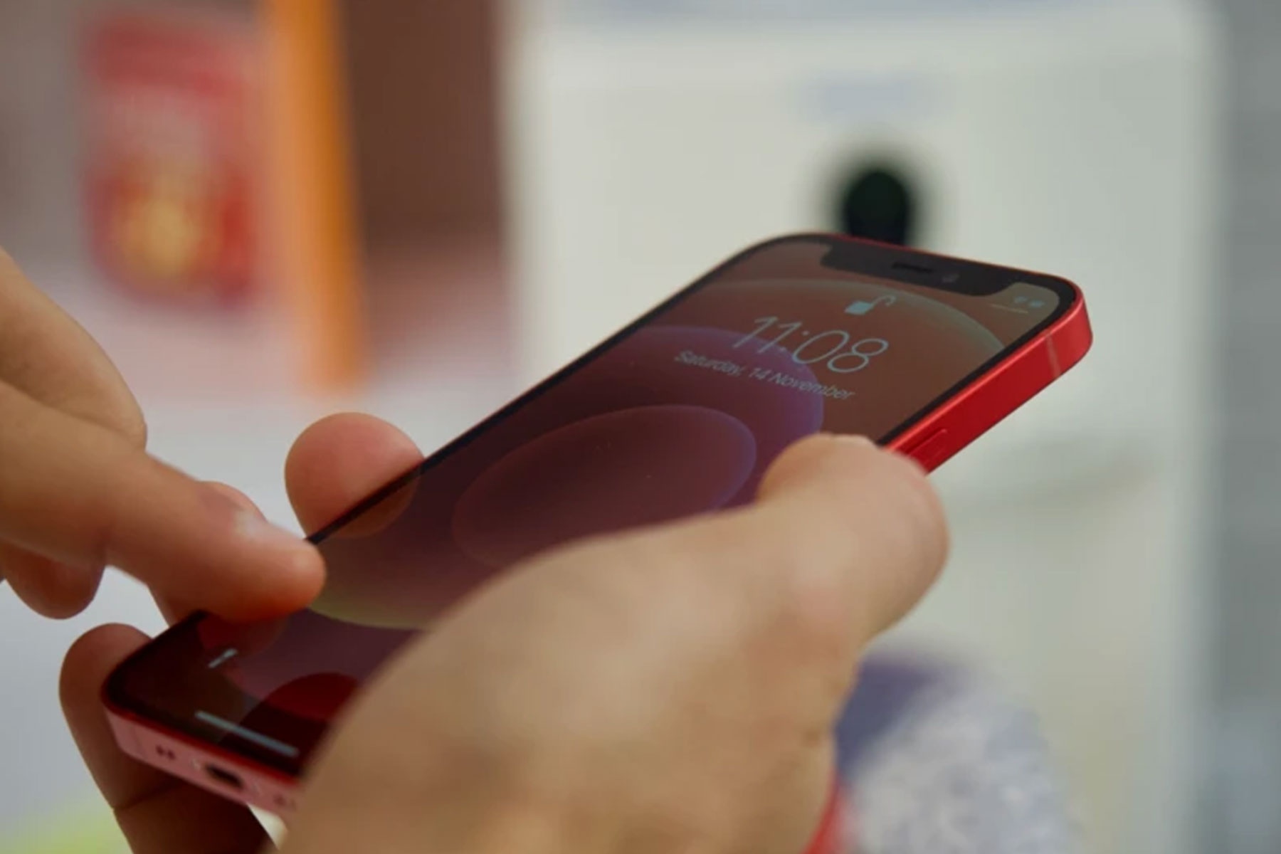 iPhone moi co the trang bi man hinh chong nhin trom hinh anh