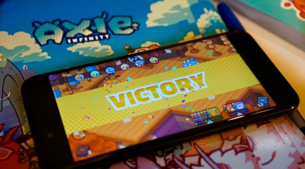 Philippines tim cach danh thue nguoi choi Axie Infinity vi lai cao hinh anh