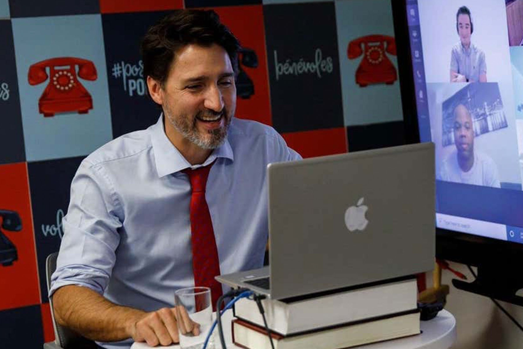 Thu tuong Canada dung laptop HP dan logo Apple? hinh anh