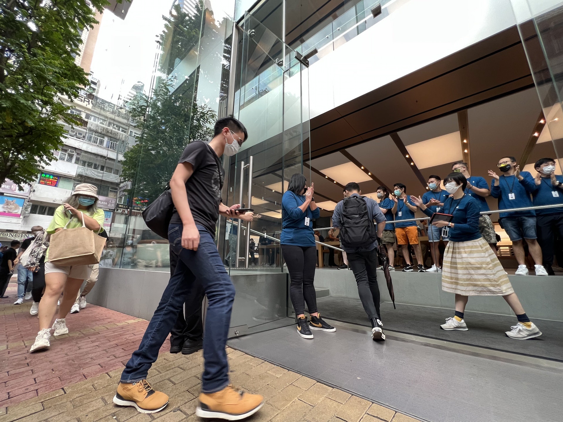 Người Trung Quốc đội mưa để mua iPhone 13 ảnh 5 Nguoi Trung Quoc doi mua de mua iPhone 13 anh 5