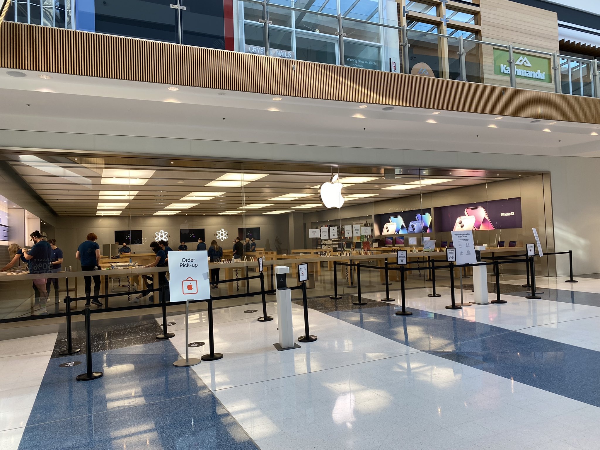 Nguoi Trung Quoc doi mua de mua iPhone 13 anh 9