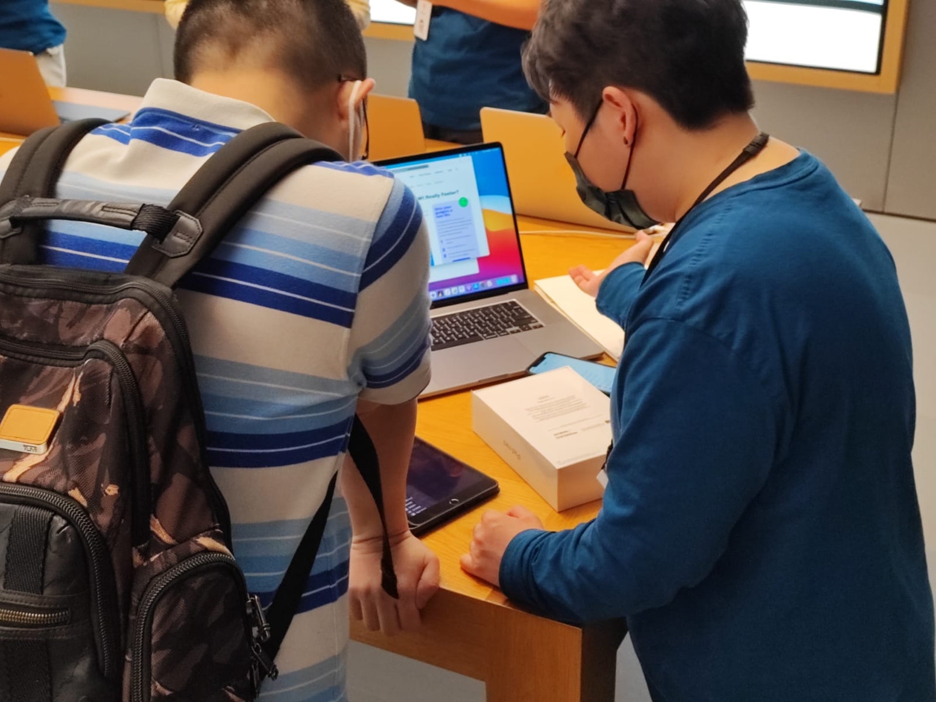 Nguoi Trung Quoc doi mua de mua iPhone 13 anh 14