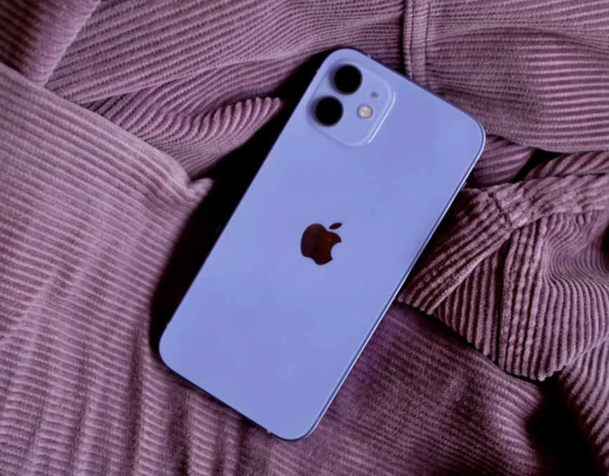 Nen mua iPhone 12 luc nay hay cho iPhone 13? hinh anh