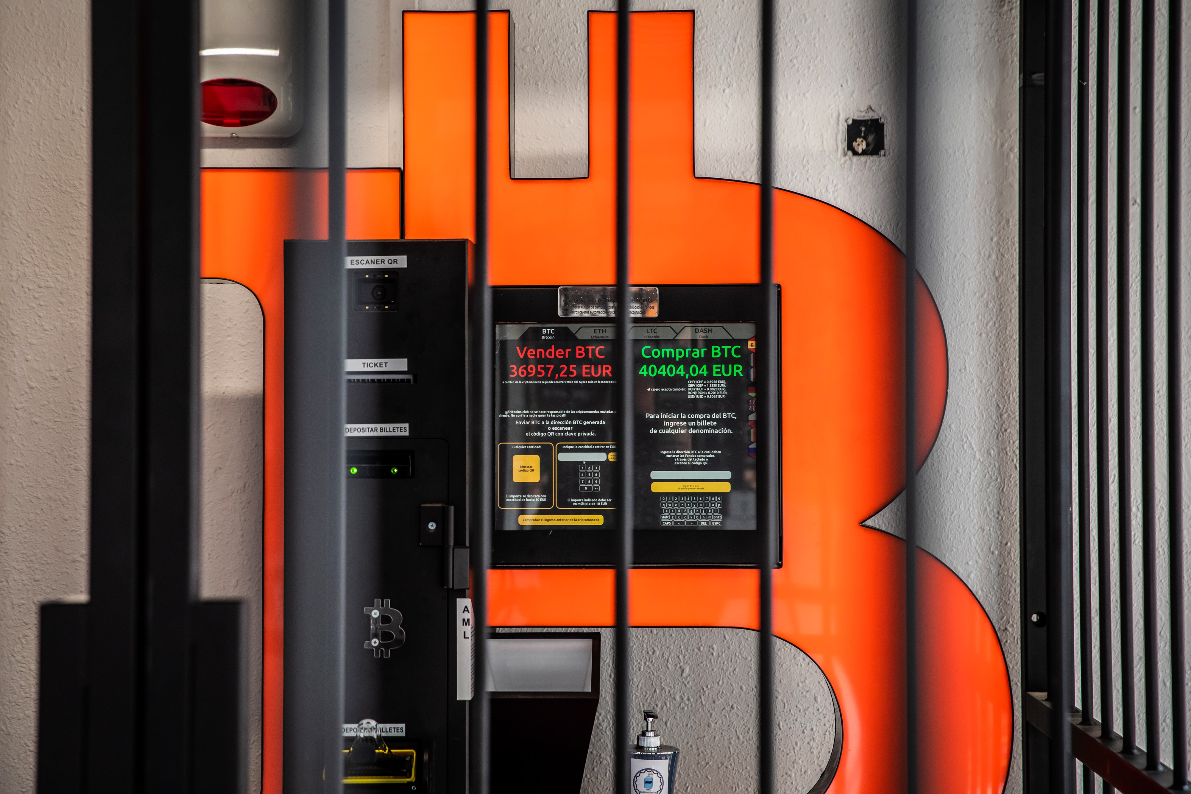 Mot nguoi bi tich thu hon 1 trieu USD Bitcoin, Ethereum hinh anh