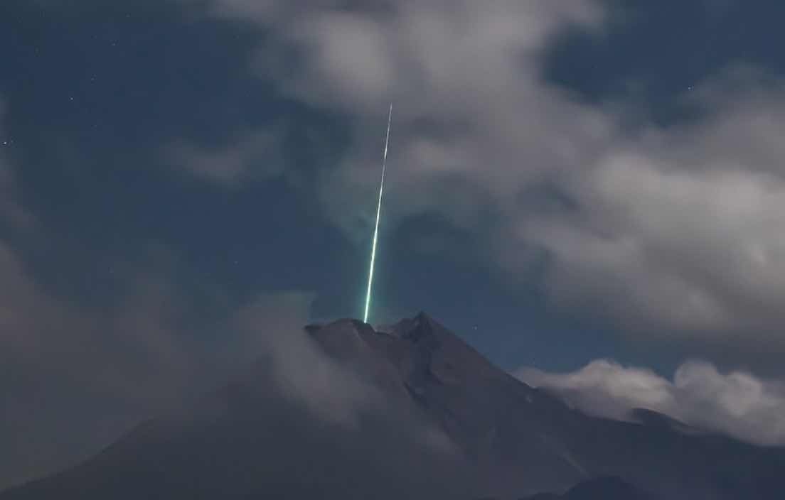 Vet sang trong anh nui lua tai Indonesia hinh anh