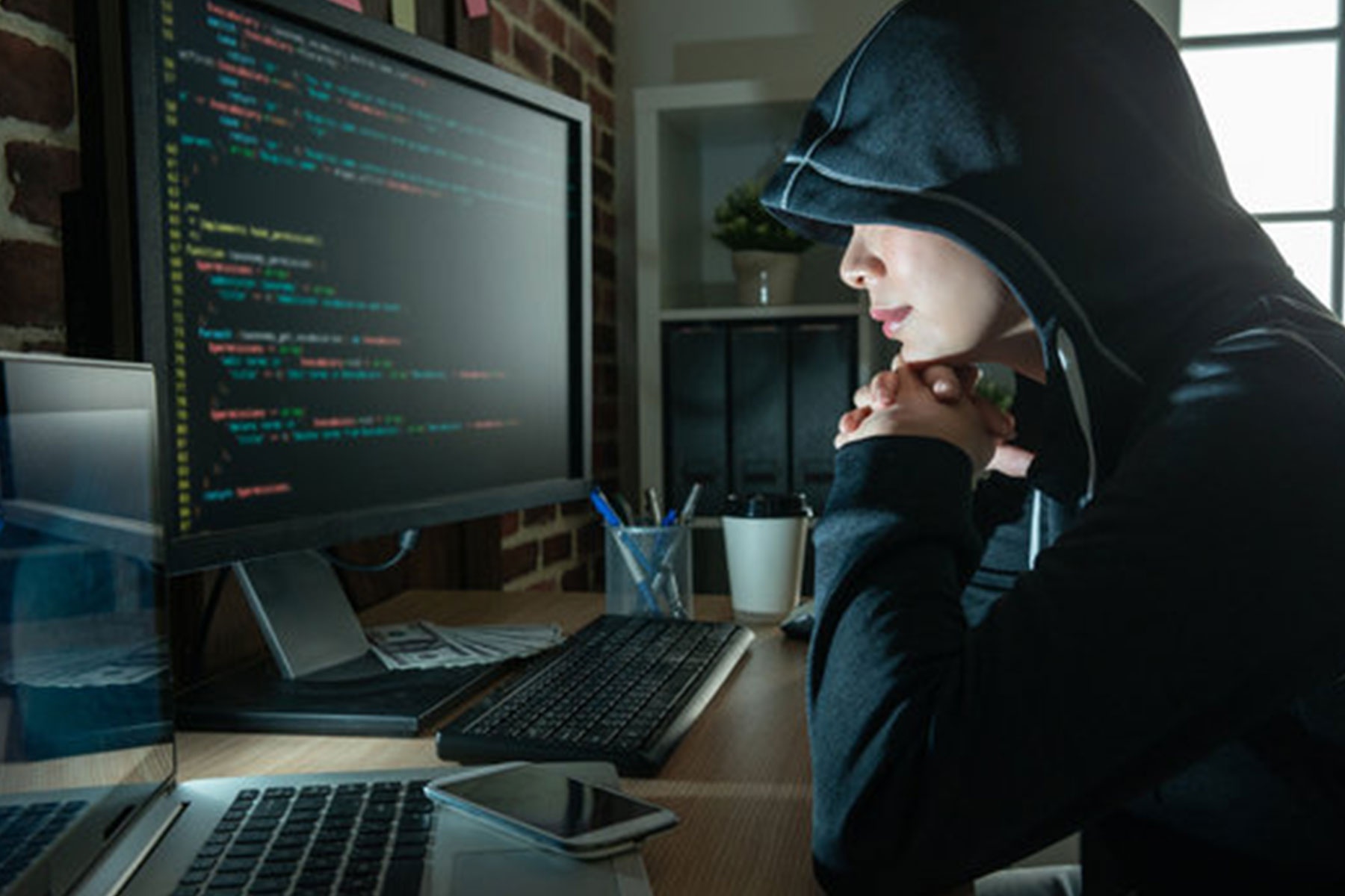 Nguoi phu nu U60 lam thu linh nhom hacker hinh anh