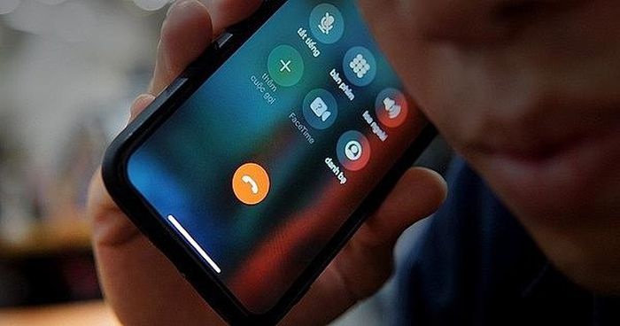 Gia mao cong an de lay thong tin anh 3