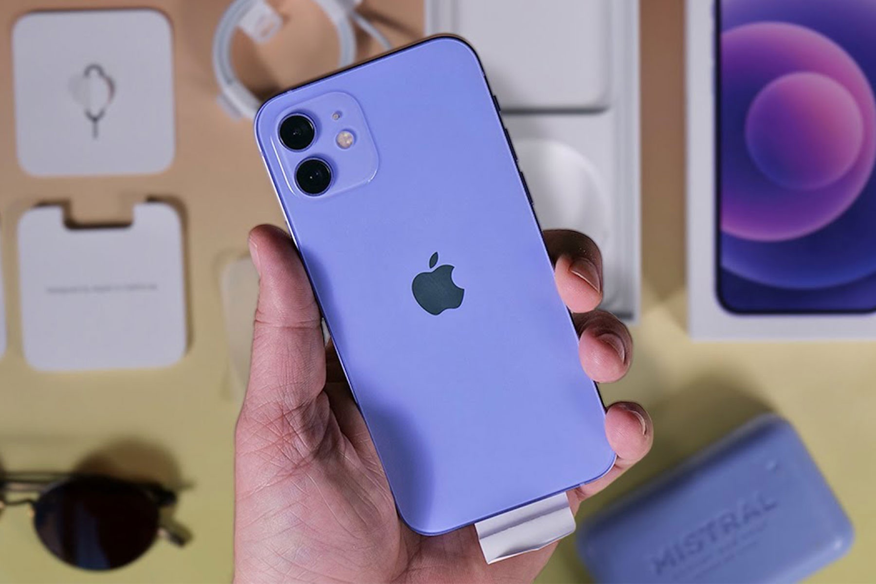 Ly do ban khong nen mua iPhone, AirPods vao luc nay hinh anh