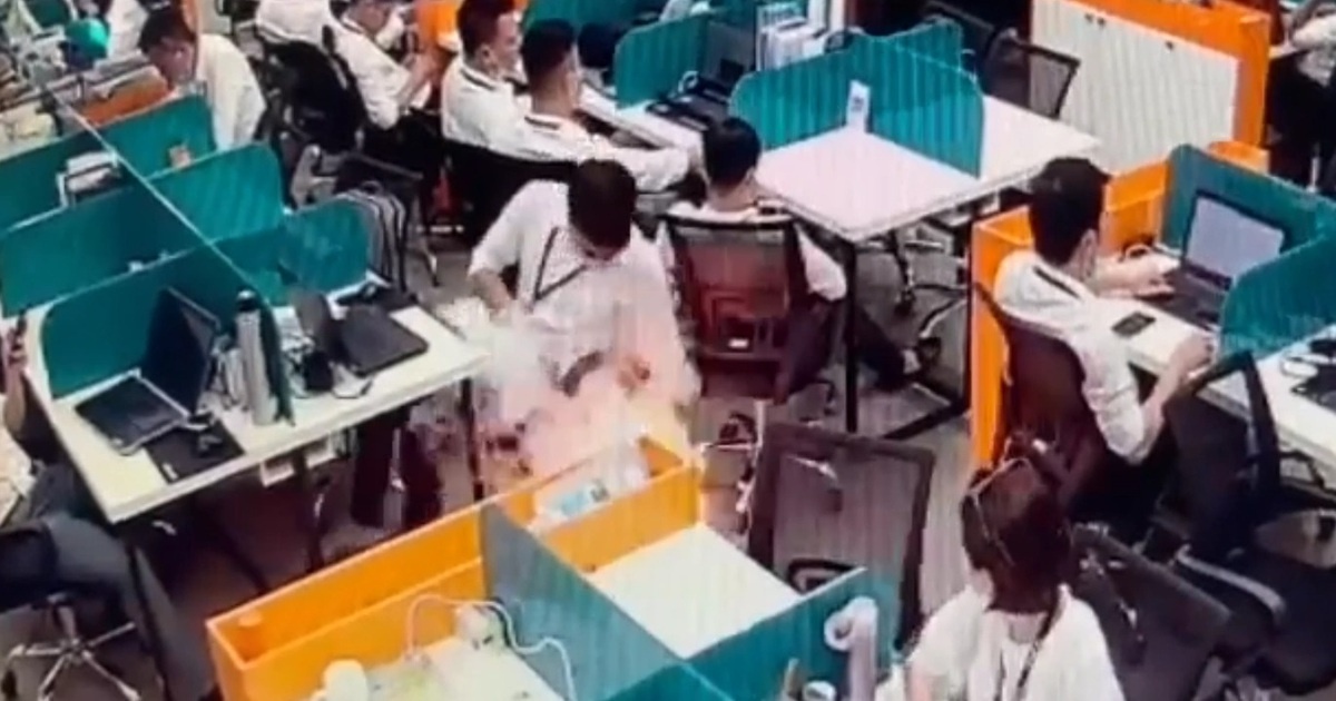 Smartphone trong tui nhan vien van phong Ha Noi bat ngo boc chay hinh anh