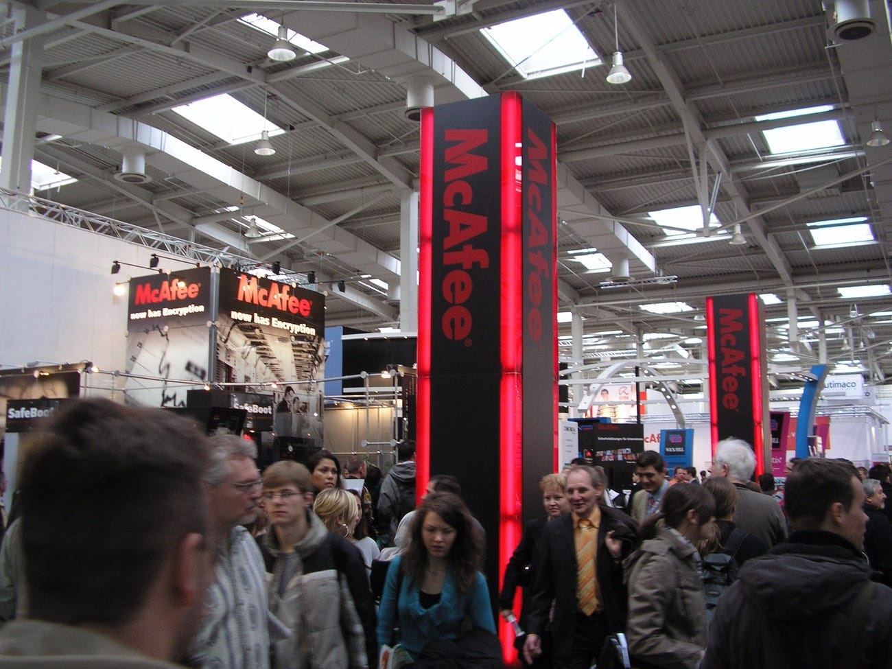 Cuoc doi John McAfee anh 7