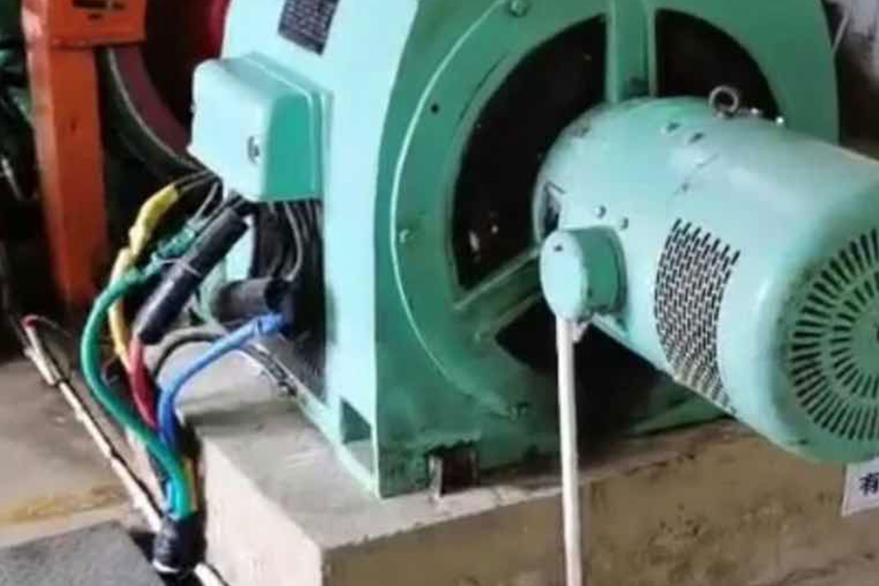 Nguoi dao coin thao chay, rao ban tram thuy dien tren mang hinh anh