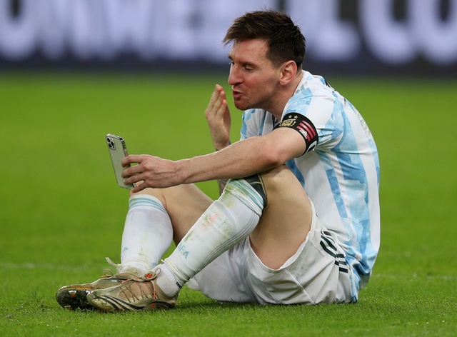 Canh Messi ngoi bet tren san Maracana goi video cho vo hinh anh