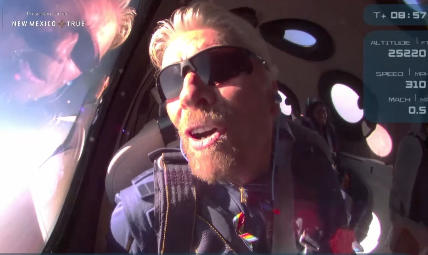 Ty phu Richard Branson hoan thanh chuyen bay dau tien vao khong gian hinh anh