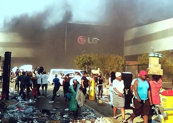 Dam dong cuop boc, phong hoa nha may LG tai Nam Phi hinh anh