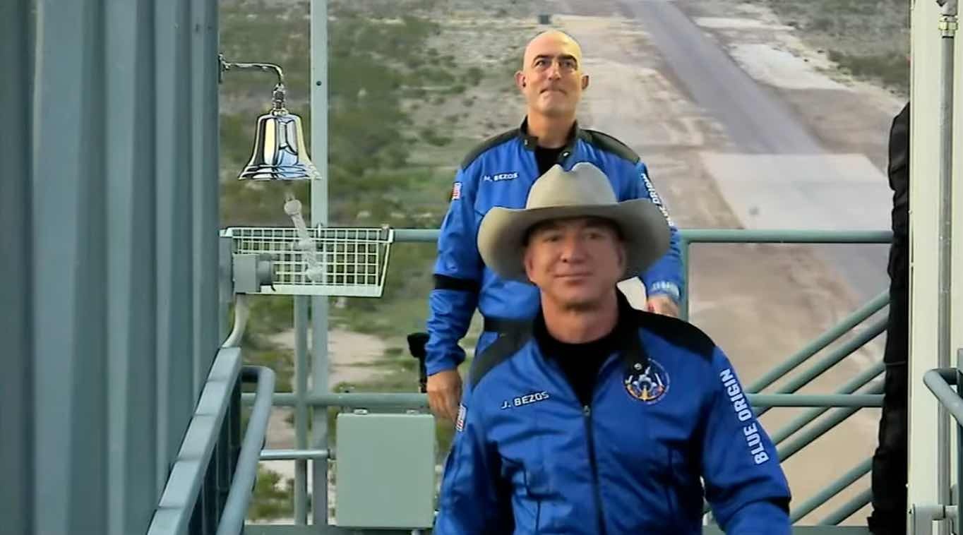 Jeff Bezos lan dau bay len ria vu tru anh 6