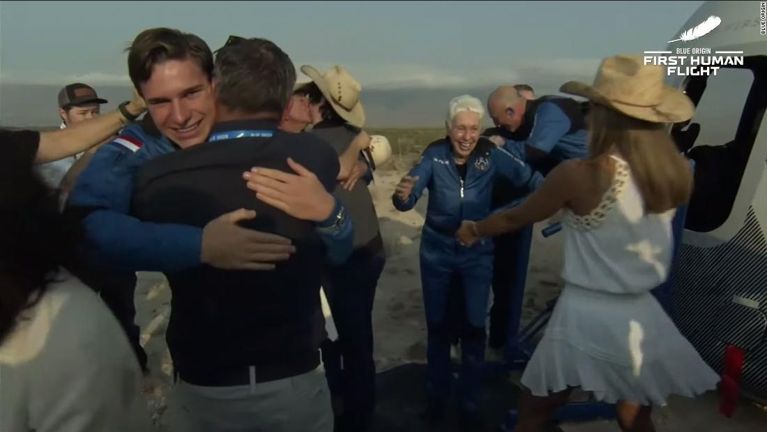 Jeff Bezos lan dau bay len ria vu tru anh 15