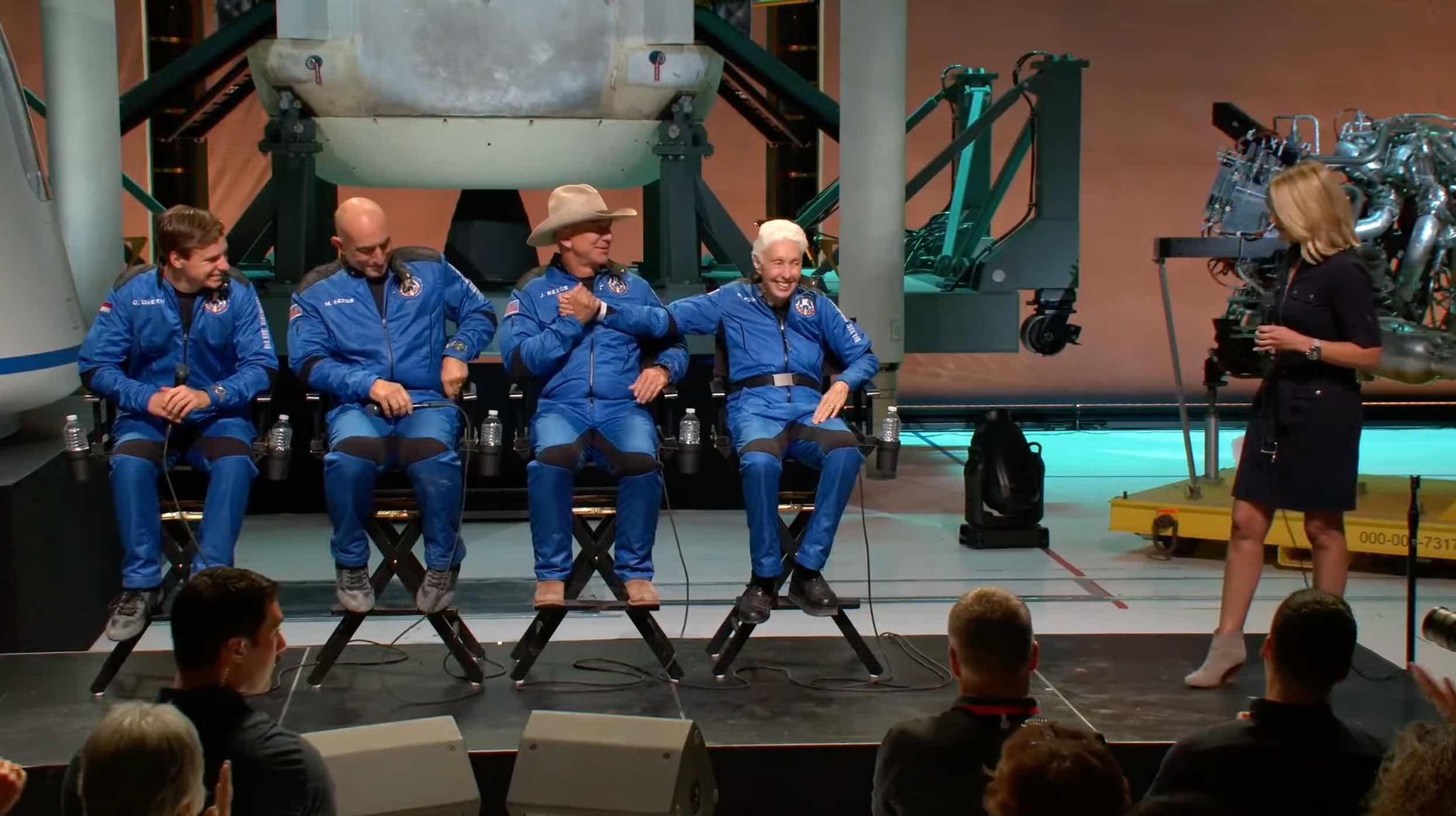 Jeff Bezos lan dau bay len ria vu tru anh 16