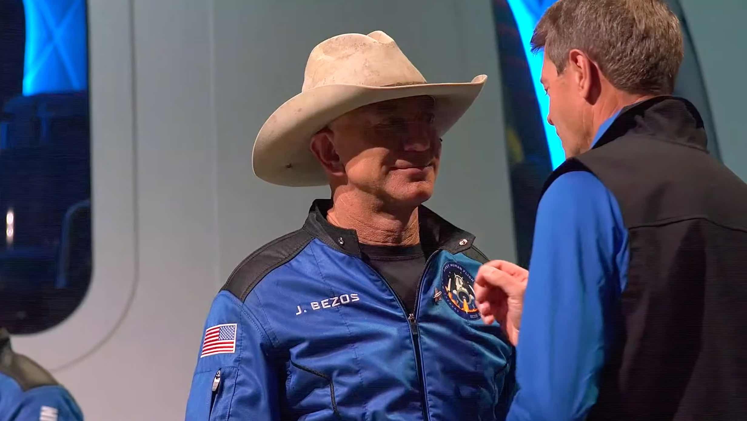 Jeff Bezos lan dau bay len ria vu tru anh 17