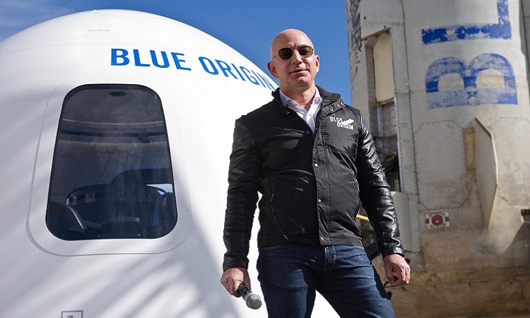 Chi phi mot phut len vu tru cua Bezos gap 4,7 lan thu nhap cua Ronaldo hinh anh
