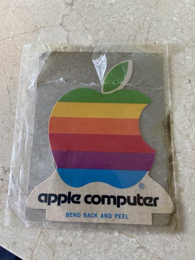 Lý do iPhone, iPad kèm miếng dán hình quả táo ảnh 3 Ly do iPhone, iPad kem mieng dan hinh qua tao anh 3