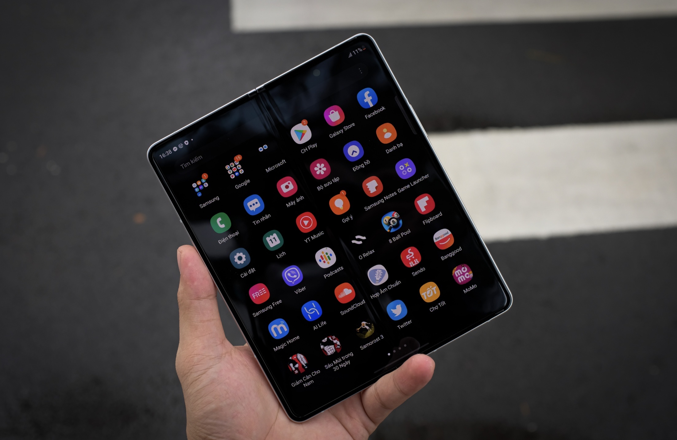 Anh chi tiet Galaxy Z Fold3 - smartphone gap, camera an duoi man hinh hinh anh