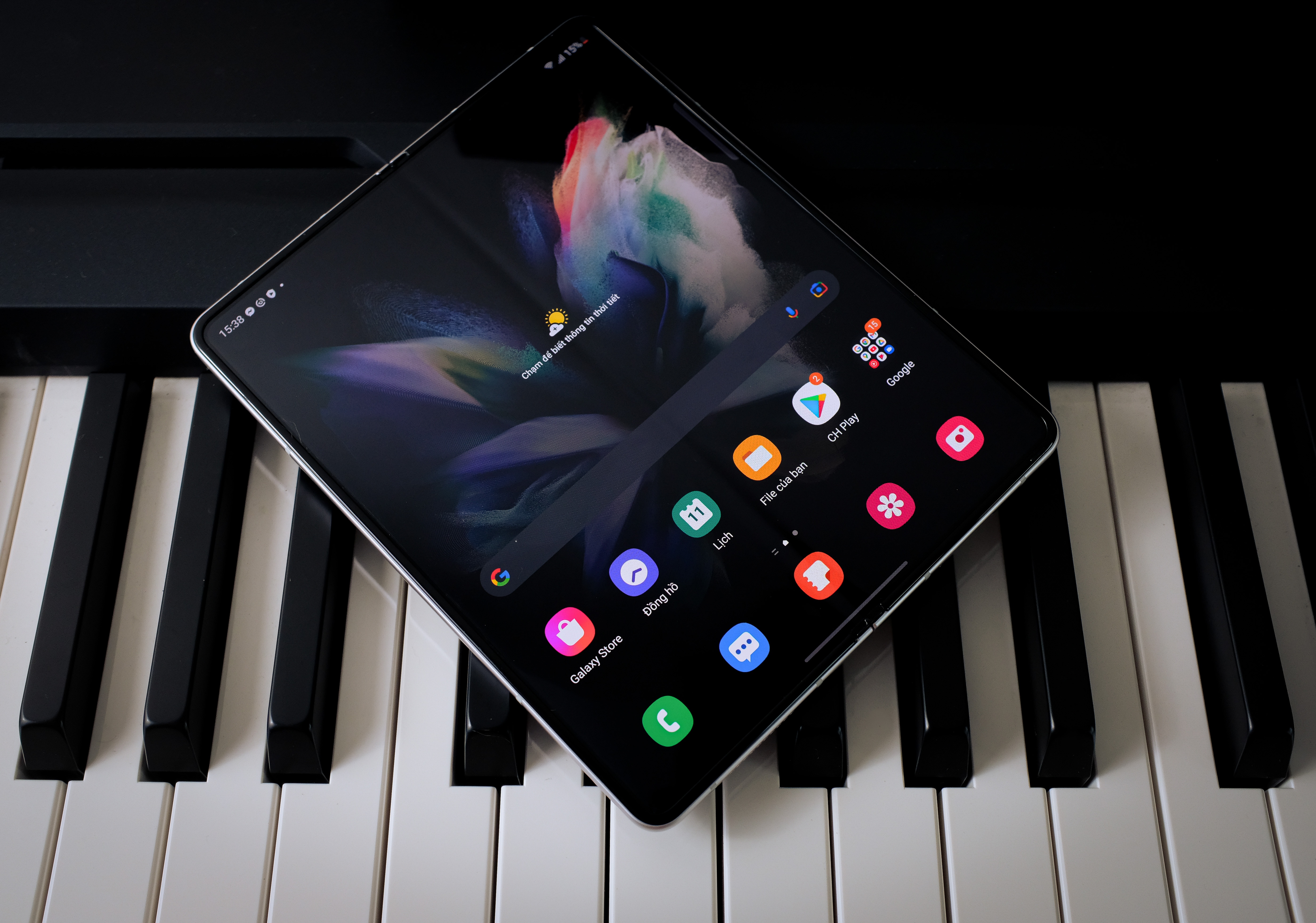 Tren tay Samsung Galaxy Z Fold3 anh 1