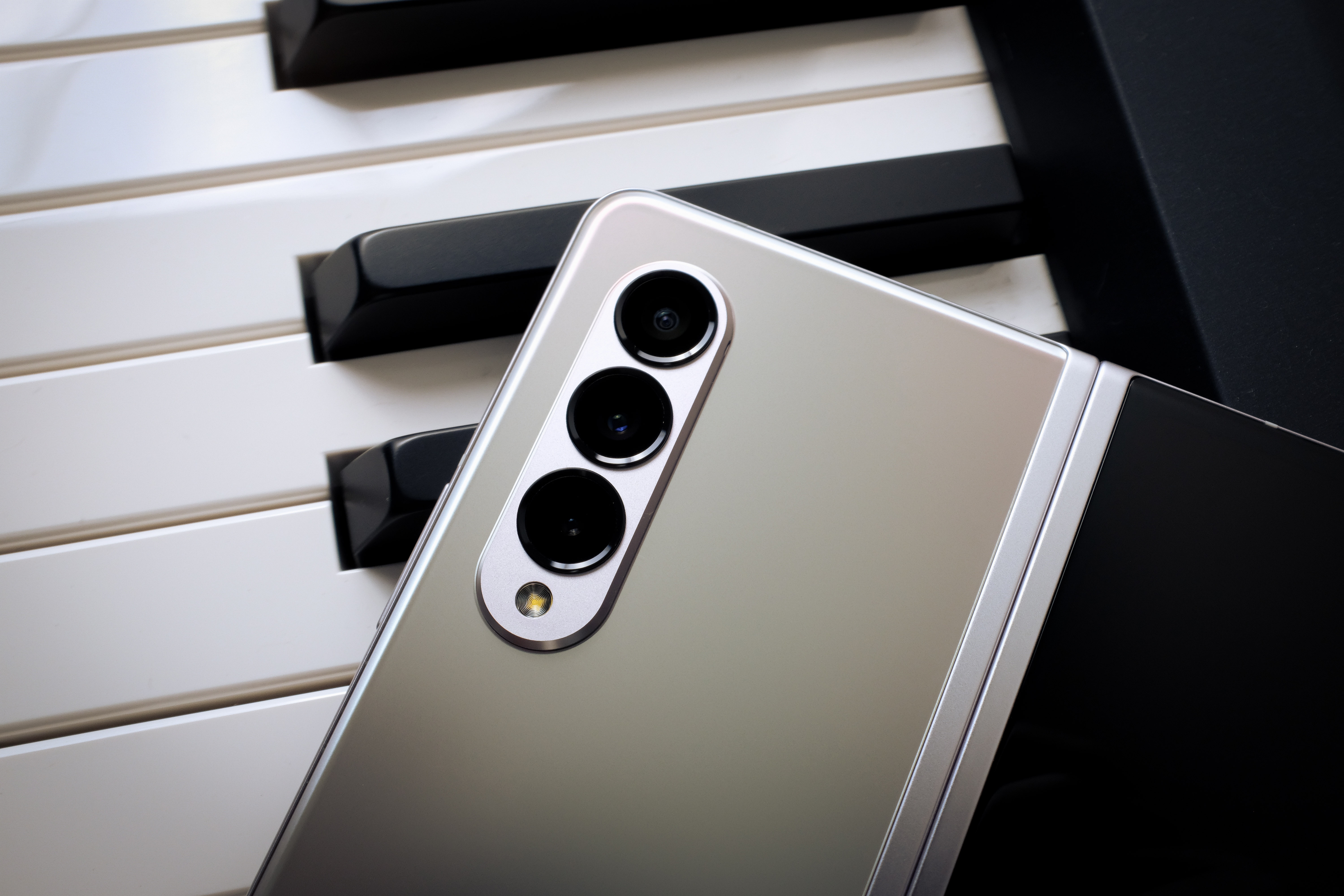 Galaxy Z Fold3 va Z Flip3 khac gi the he truoc? hinh anh