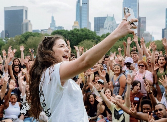 Bi nhom tay chay, co gai My co them hang tram ban be nho Internet hinh anh