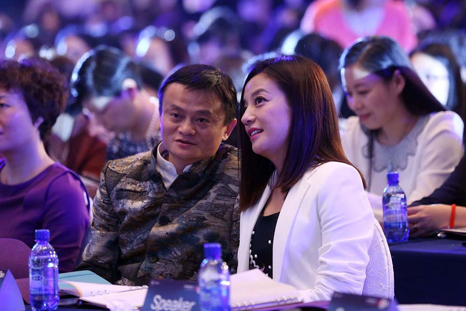 Jack Ma va Trieu Vy cung tra gia anh 1