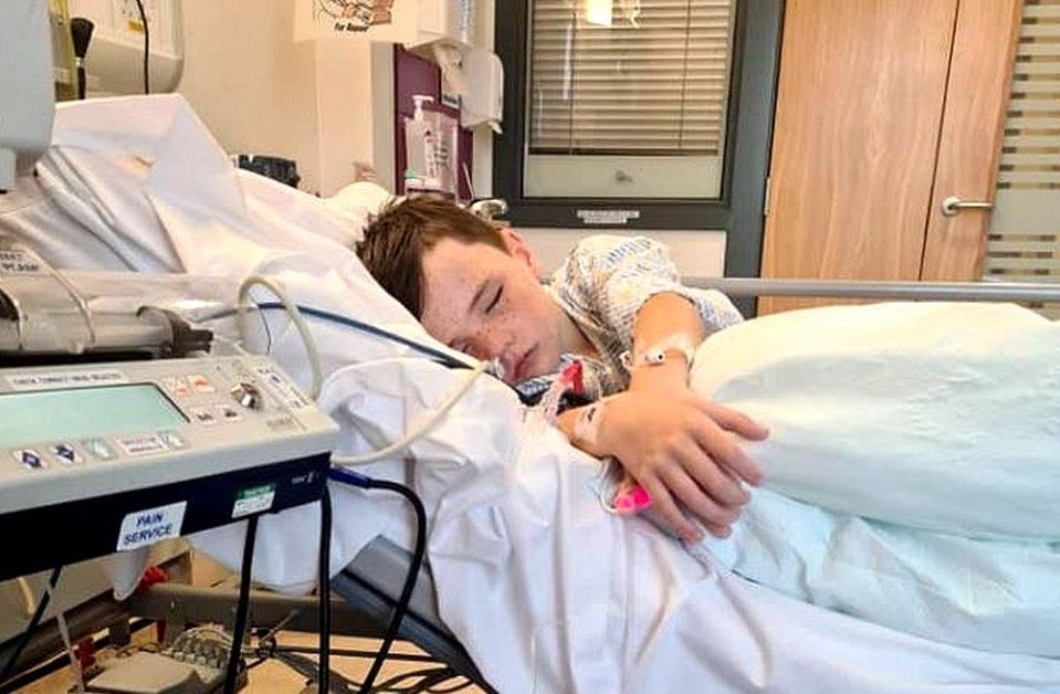 Be trai phai cat ruot thua vi lam theo video tren TikTok hinh anh