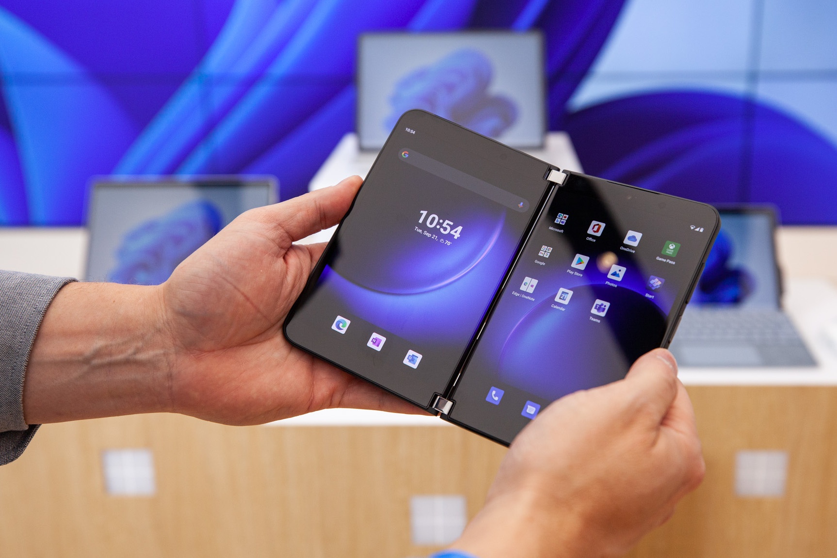 Smartphone vua ra mat cua Microsoft dat hon iPhone 13 hinh anh