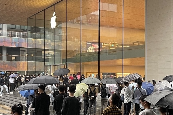 Nguoi Trung Quoc doi mua, xep hang dai cho mua iPhone 13 hinh anh