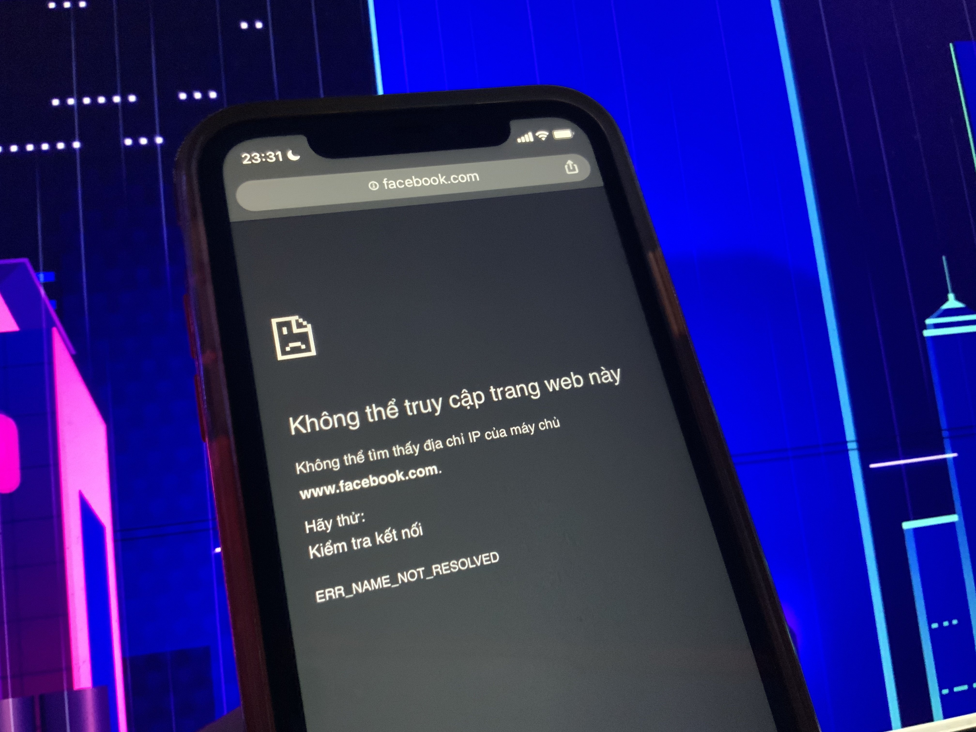 Nhan vien Facebook khong the vao van phong khi he thong sap hinh anh